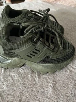 Sneakers In Dunkelgrün